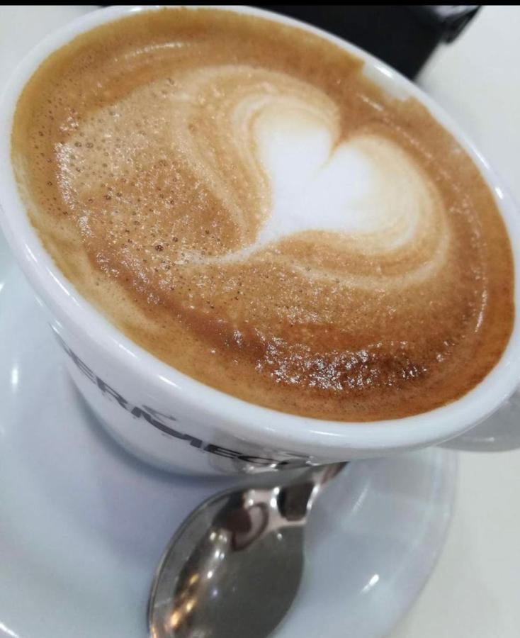 Giro nel mondo Aeroporto di Catania Fontana Rossa Esterno foto